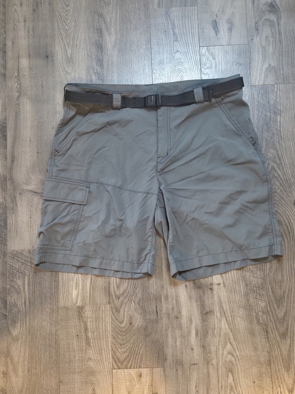 Men's Columbia Omni-shade Gray Cargo Shorts with Integrated Belt